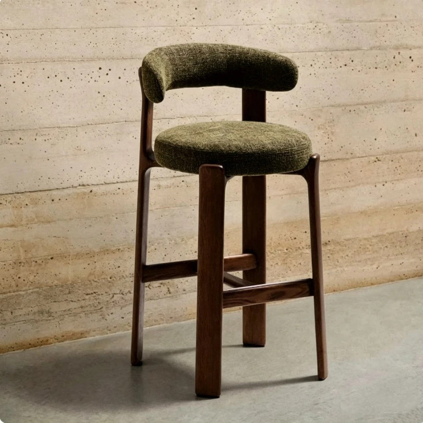 Tabouret de bar en bois massif : choix et entretien