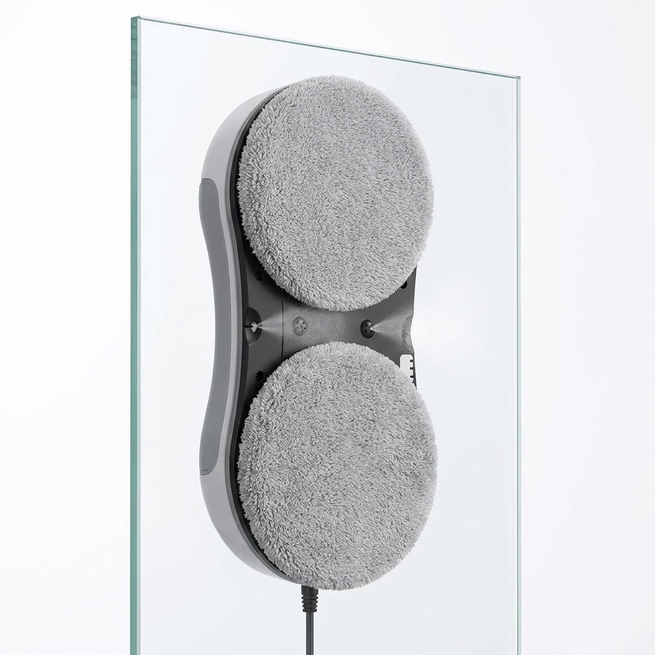 Les deux pads en microfibre d'OLA Pro vus à travers la vitre