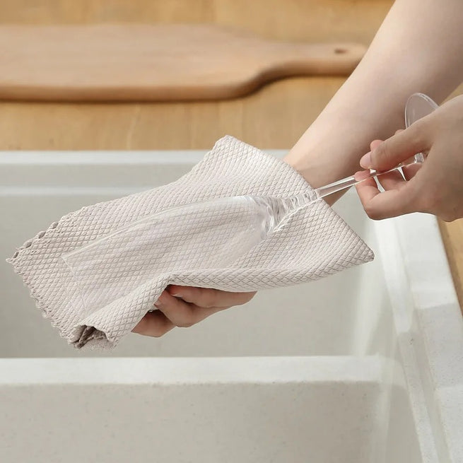 Chiffon microfibre essuyant un verre