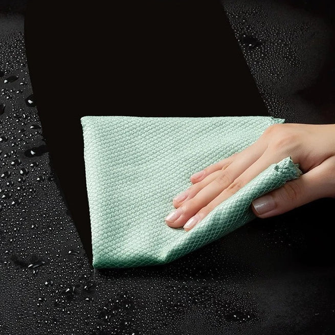 Chiffon microfibre essuyant une surface mouillée